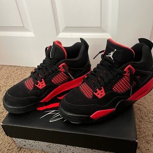Air Jordan 4’s- boys sz 7. Hot item🔥 Red Thunder